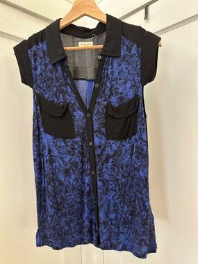 silence + noise Black and Blue Short-Sleeve Button-Down Blouse